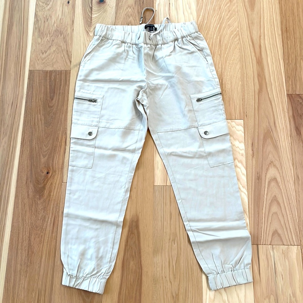 Banana Republic Super Soft Cargo Jogger - Transition Cream - Small. NWOT